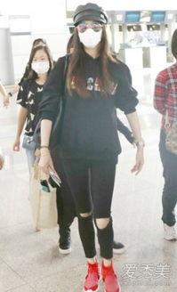 李英爱生活照街拍,优雅气质尽显